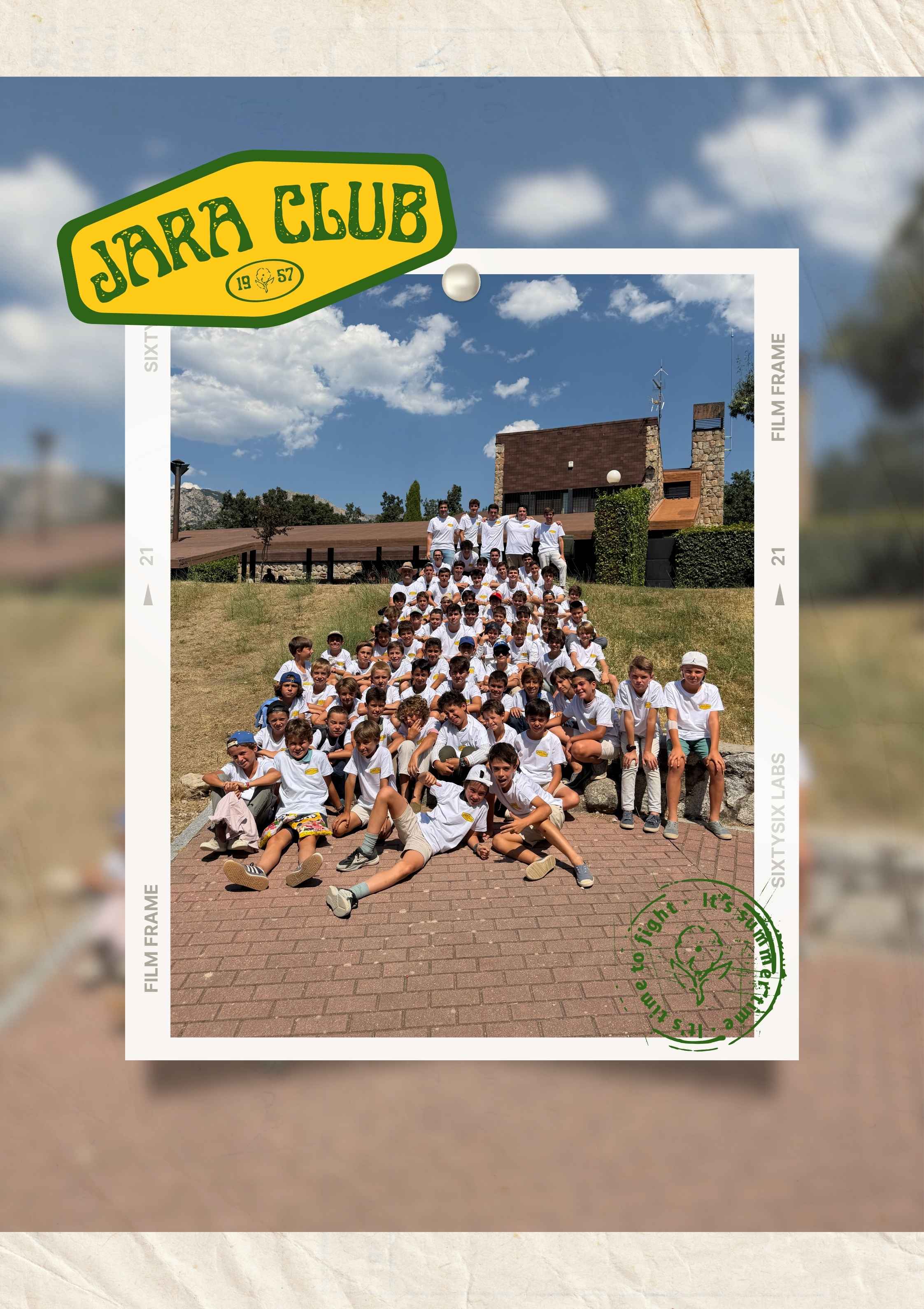 Grupo de chicos del Jara Club posando juntos en las escaleras durante el campamento